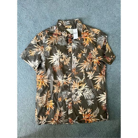 New with tags bottom down American Eagle Hawaiian Shirt - Picture 1 of 4